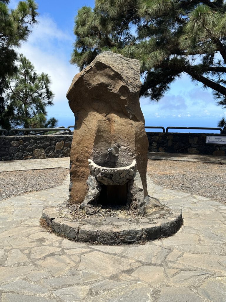 Steinbrunnen an einem Aussichtspunkt