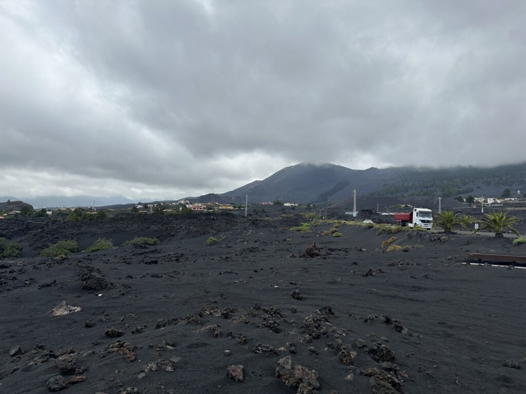 Schwarze Lava, so weit das Auge reicht