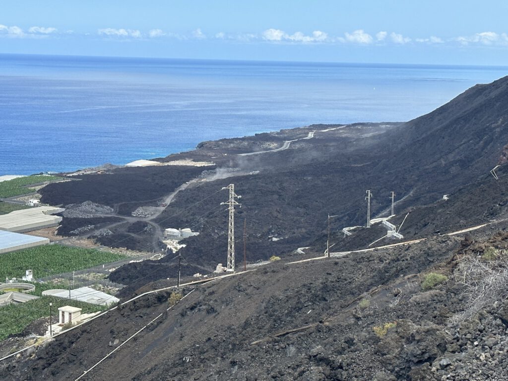 Neue Straßen führen schon wieder durch das Lavafeld
