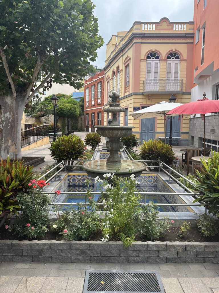 Idyllischer Platz mit Brunnen in Santa Cruz