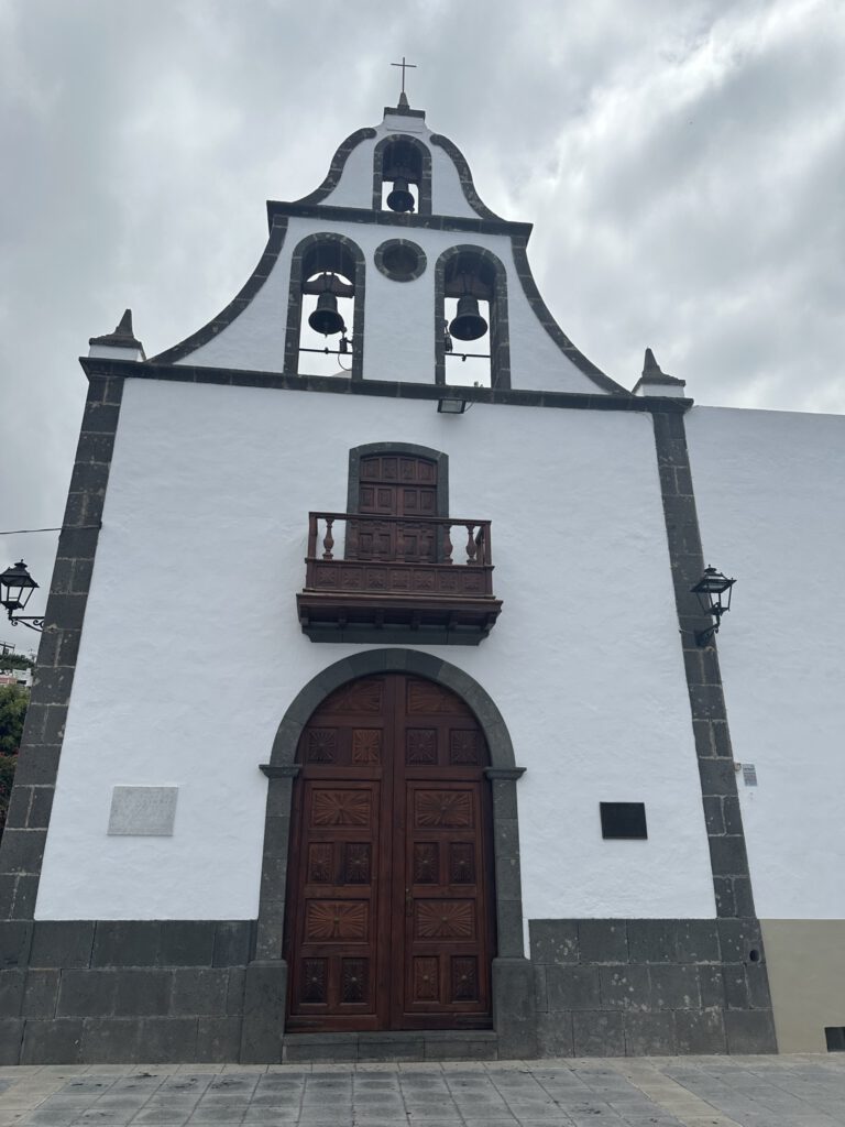 Kleine weiße Kirche in Santa Cruz