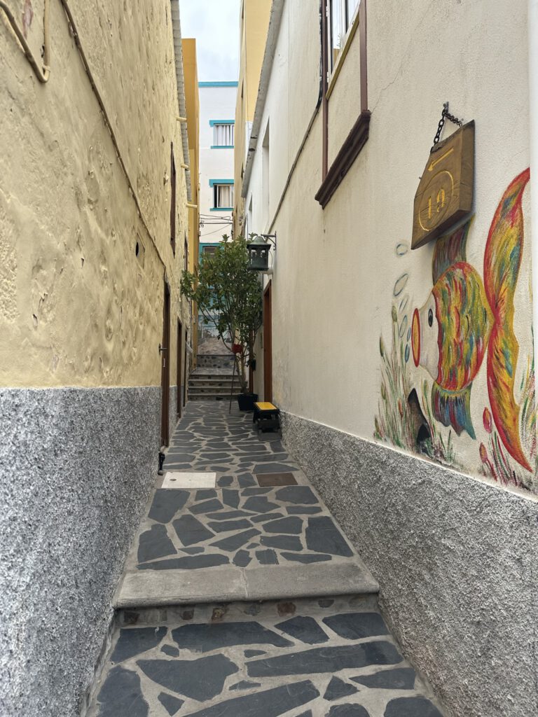 Enge Gasse mit bunter Wandmalerei in Tazacorte