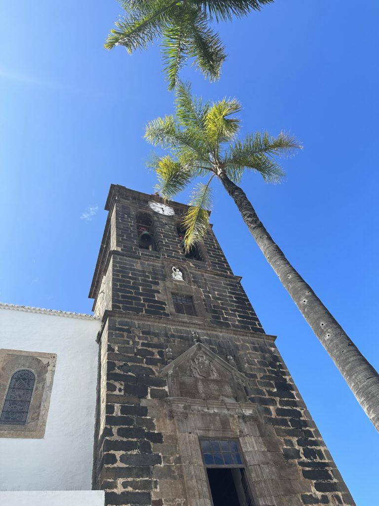 Kirchturm unter Palmen