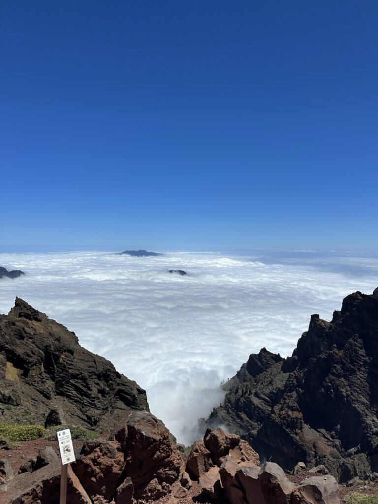 Wolken zwischen den Felsen