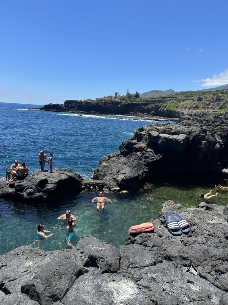 Baden im Charco Azul – Naturschwimmbecken an der Lavaküste